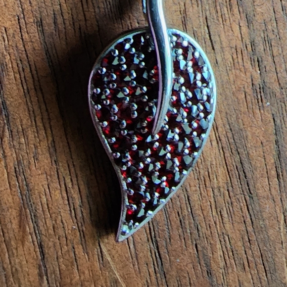 Stunning sterling silver with ruby accent pendant - Picture 9 of 13
